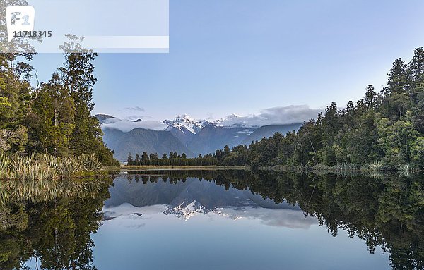 Mt. Tasman und Mt. Cook  Spiegelung im Matheson-See  Mount Cook National Park  Westland National Park  Neuseeländische Alpen  Südinsel  Neuseeland  Ozeanien