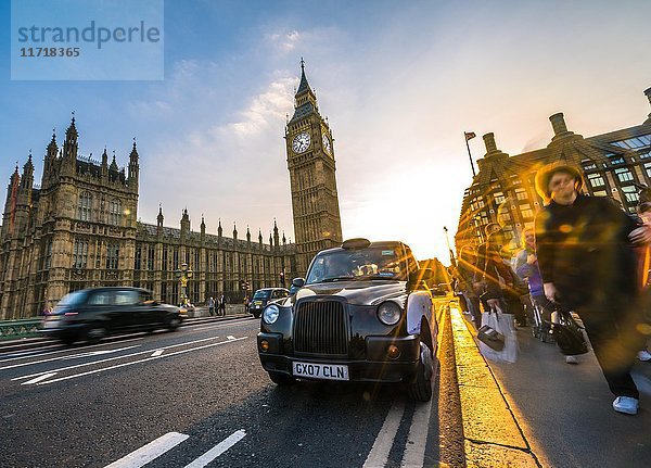 Schwarzes Taxi vor Big Ben  Häuser des Parlaments  Westminster Bridge  Sonnenuntergang  hinterleuchtet  City of Westminster  London  Londoner Region  England  Großbritannien  Europa