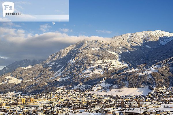 Blick auf Schwaz  Winter  hinten Koglmoss  Tirol  Österreich  Europa