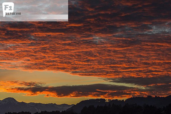 Rot bewölkter Himmel  Sonnenuntergang über dem Inntal  Vomp  Tirol  Österreich  Europa