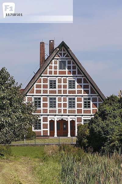 Typisches Fachwerkhaus  Jork  Altes Land  Niedersachsen  Deutschland  Europa