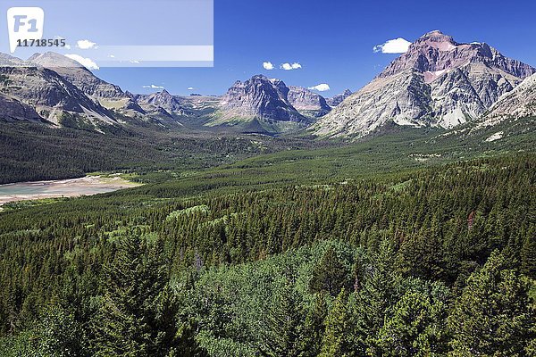 Blick auf Appistoki Peak links  Rising Wolf Mountain in der Mitte  Spot Mountain rechts  Two Medicine Lake  Glacier National Park  Montana  USA  Nordamerika