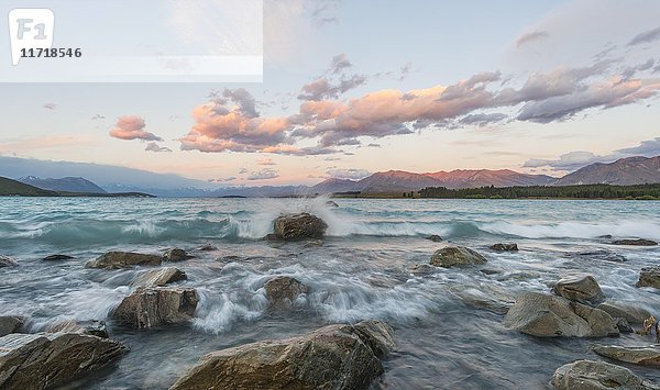 Sonnenuntergang  Wellen am Ufer des Lake Tekapo  Region Canterbury  Südland  Neuseeland  Ozeanien