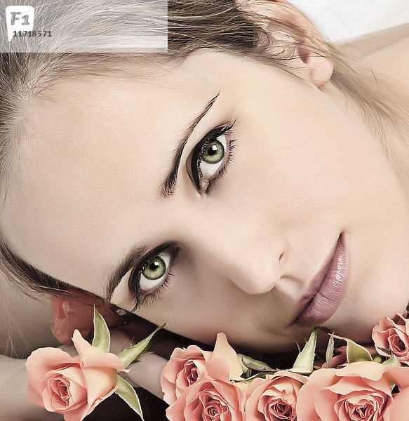 Junge Frau  Make-up  mit Rosen  Porträt