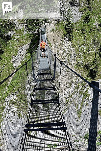 Hängebrücke über die Sulzleklamm  Karwendelgebirge  Mittenwald  Werdenfelser Land  Oberbayern  Bayern  Deutschland  Europa