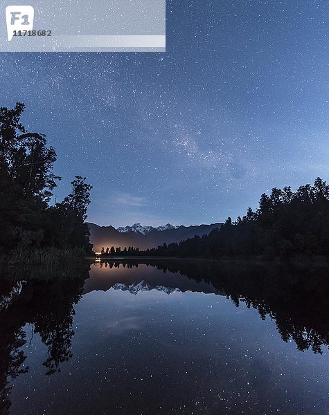 Mt. Tasman und Mt. Cook bei Nacht mit Sternen und Milchstraße  Spiegelung am Lake Matheson  Mount Cook National Park  Westland National Park  Neuseeländische Alpen  Südinsel  Neuseeland  Ozeanien