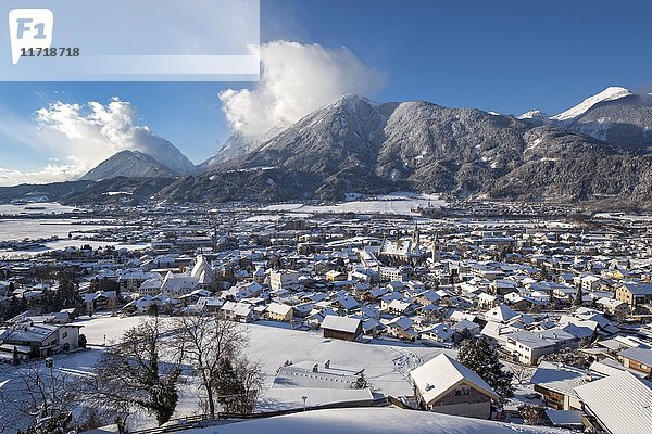 Blick auf Schwaz  Winter  Tirol  Österreich  Europa