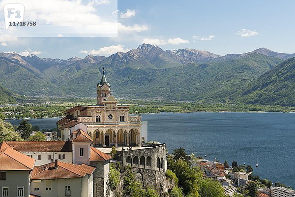 Wallfahrtskirche Madonna del Sasso  Lago Maggiore und Berge  Orselina  Locarno  Kanton Tessin  Schweiz  Europa