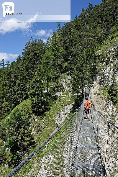 Hängebrücke über die Sulzleklamm  Karwendelgebirge  Mittenwald  Werdenfelser Land  Oberbayern  Bayern  Deutschland  Europa
