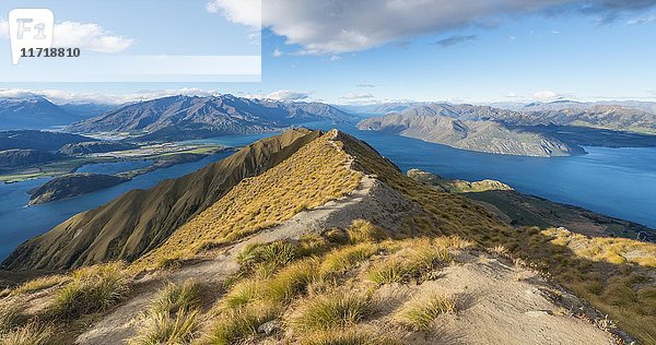 Blick auf Berge und See  Roys Peak  Lake Wanaka  Südliche Alpen  Region Otago  Southland  Neuseeland  Ozeanien