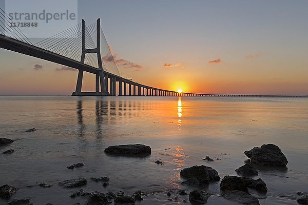 Vasco-da-Gama-Brücke über den Fluss Tejo  Sonnenuntergang  Lissabon  Portugal  Europa