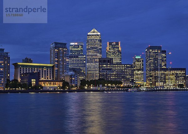 Canary Wharf  Finanzbezirk  Blick über die Themse in der Nacht  London  Großbritannien  Europa