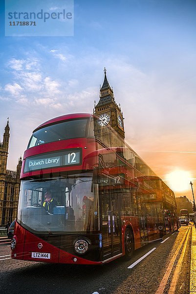 Roter Doppeldeckerbus vor Big Ben  Häuser des Parlaments  hinterleuchtet  Sonnenuntergang  City of Westminster  London  Londoner Region  England  Großbritannien  Europa