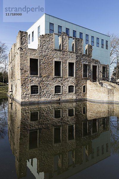 Museum U-Bahn  MuT  Burgruine Haus Weitmar mit Würfel  Bochum  Ruhrgebiet  Nordrhein-Westfalen  Deutschland  Europa