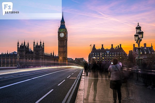 Lichtspuren vor Big Ben  Dämmerung  Abendlicht  Sonnenuntergang  Häuser des Parlaments  Westminster Bridge  City of Westminster  London  Londoner Region  England  Großbritannien  Europa