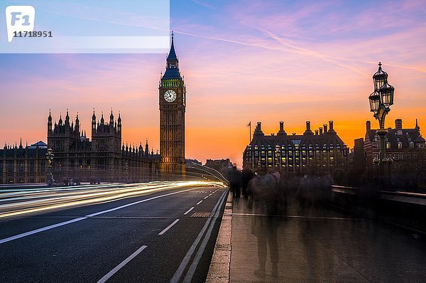 Lichtspuren vor Big Ben  Dämmerung  Abendlicht  Sonnenuntergang  Häuser des Parlaments  Westminster Bridge  City of Westminster  London  Londoner Region  England  Großbritannien  Europa