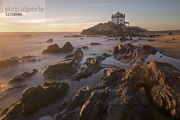 Capela do Senhor da Pedra  Kapelle bei Sonnenuntergang  felsiger Strand  Portugal  Europa