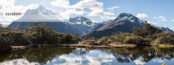 Kleiner Bergsee mit Spiegelung der Bergkette  Mount Christina  Mount Crosscut  Mount Lyttle  Key Summit Track  Fiordland National Park  Southland Region  Neuseeland  Ozeanien