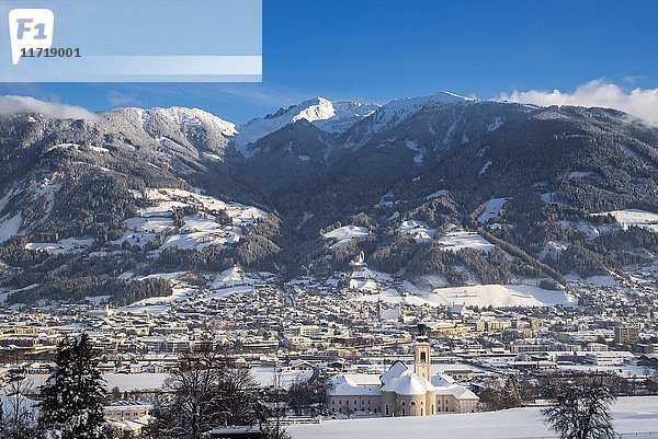 Blick auf Schwaz  Winter  hinten Kellerjoch und Arbeser  Tirol  Österreich  Europa