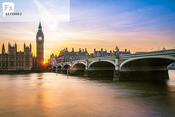 Big Ben Backlit  Sonnenuntergang  Häuser des Parlaments  Westminster Bridge  Themse  City of Westminster  London  Londoner Region  England  Großbritannien  Europa