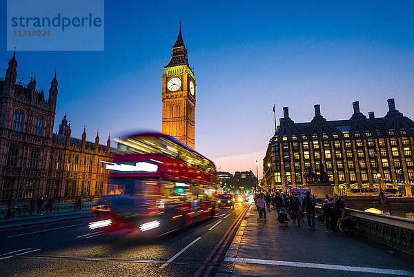 Roter Doppeldeckerbus vor Big Ben  Dämmerung  Abendlicht  Sonnenuntergang  Häuser des Parlaments  Westminster Bridge  City of Westminster  London  Londoner Region  England  Großbritannien  Europa