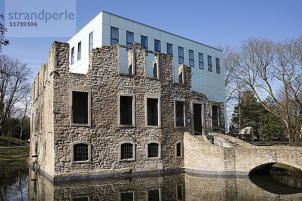 Museum U-Bahn  MuT  Burgruine Haus Weitmar mit Würfel  Bochum  Ruhrgebiet  Nordrhein-Westfalen  Deutschland  Europa