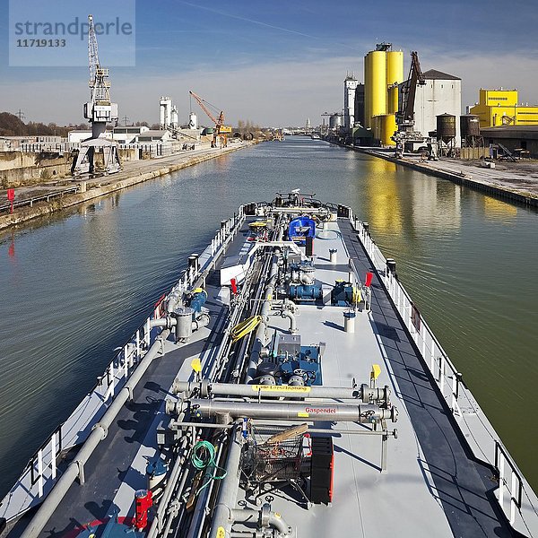 Frachtschiff auf dem Datteln-Hamm-Kanal im Stadthafen  Hamm  Ruhrgebiet  Nordrhein-Westfalen  Deutschland  Europa