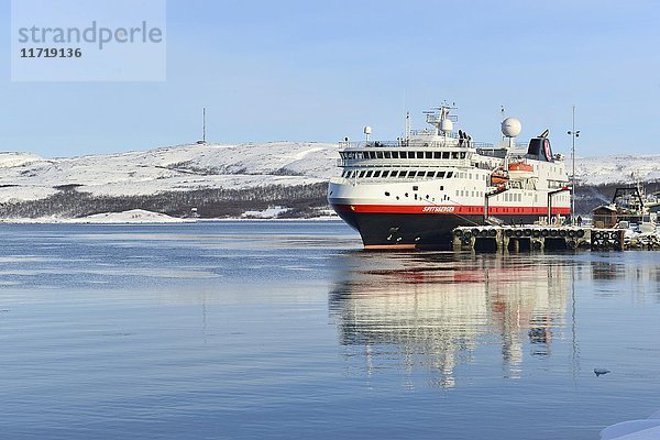 Hurtigruten-Schiff Spitsbergen an der Pier  Kirkenes  Finnmark  Norwegen  Europa
