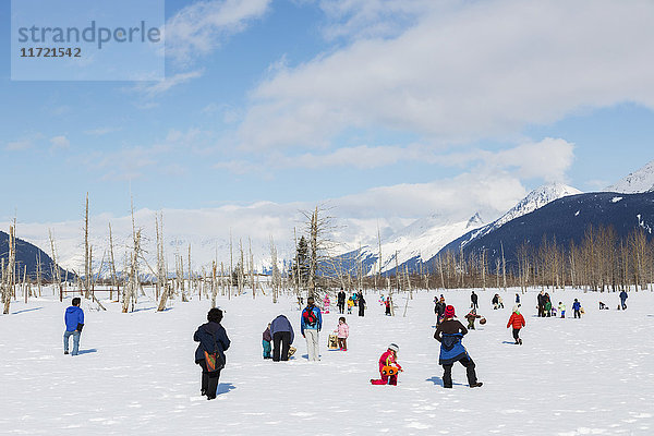 Kinder und Eltern suchen Ostereier im Schnee im Alaska Wildlife Conservation Center  Süd-Zentral-Alaska  USA