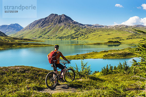 Ein Mann fährt mit einem Mountainbike auf dem Lost Lake Trail in der Nähe von Seward  Süd-Zentral-Alaska  USA