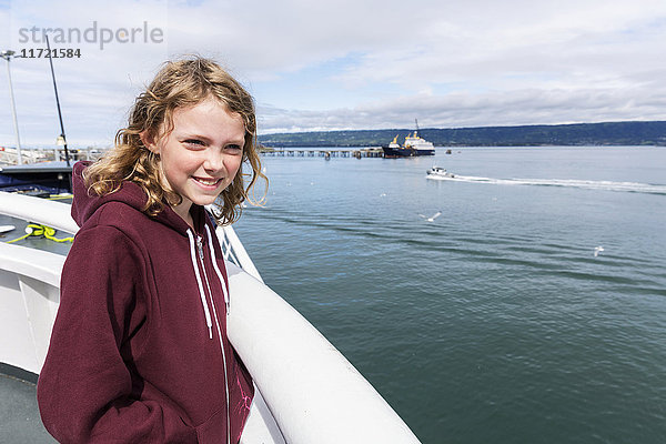 Junges Mädchen auf dem Deck einer Fähre des Alaska Marine Highway  Homer  Kenai-Halbinsel  Süd-Zentral-Alaska  USA