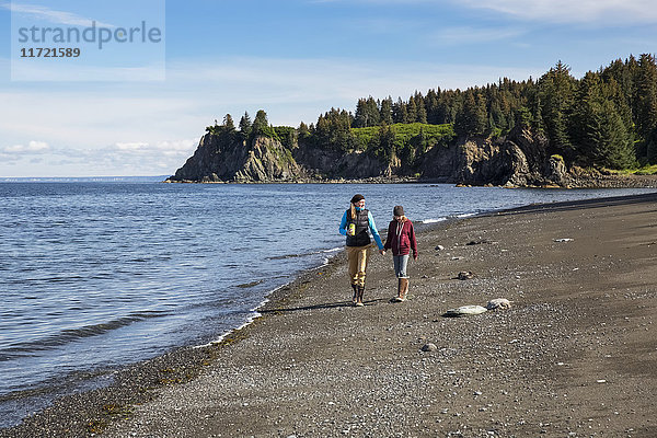 Mutter und Tochter spazieren am Strand  Seldovia  Süd-Zentral-Alaska  USA