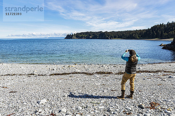 Frau beim Fotografieren von Landschaften am Strand von Seldovia  Süd-Zentral-Alaska  USA