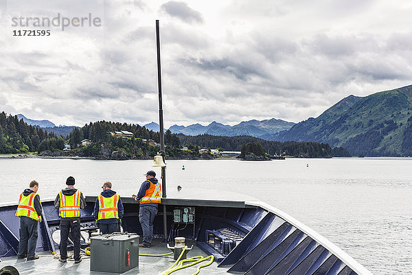 Fährmannschaften auf dem Deck einer Fähre bei der Ankunft in Seldovia  Süd-Zentral-Alaska  USA