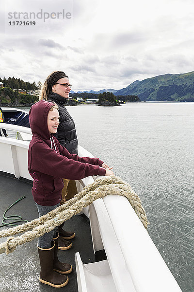 Mutter und Tochter auf dem Deck einer Fähre des Alaska Marine Highway  Homer  Kenai-Halbinsel  Süd-Zentral-Alaska  USA