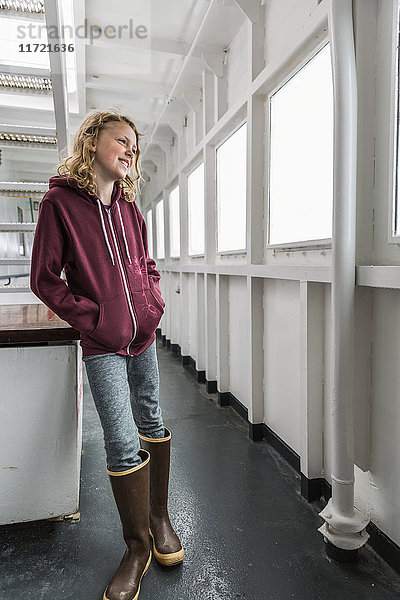 Junges Mädchen auf dem Deck der Fähre M/V Tustumena Alaska Marine Highway  Homer  Southcentral Alaska  USA