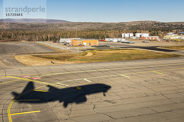 Luftaufnahme des Schattens eines 737-Verkehrsflugzeugs bei der Landung auf dem internationalen Flughafen von Fairbanks  Fairbanks  Inner-Alaska  USA  Winter