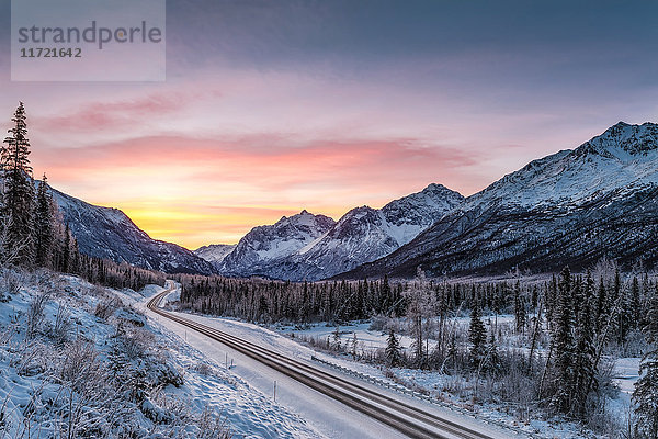 Farben der Morgendämmerung auf Polar Bear Peak und Eagle Peak im Chugach State Park  Süd-Zentral-Alaska im Winter; Alaska  Vereinigte Staaten von Amerika'.