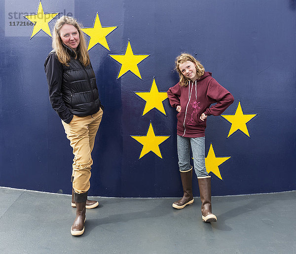 Mutter und Tochter in Gummistiefeln stehen auf dem Deck der Alaska Marine Highway M/V Tustumena  Homer  Southcentral Alaska  USA