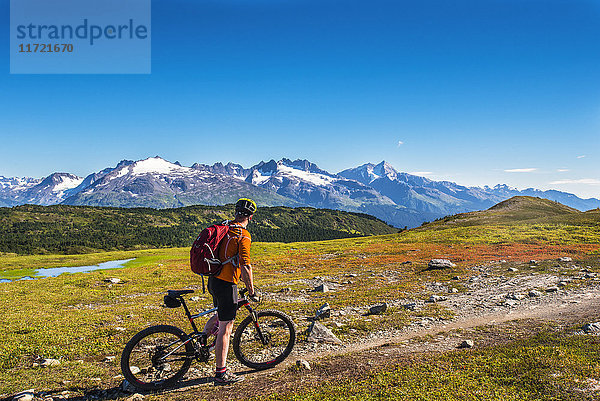 Ein Mann fährt mit einem Mountainbike auf dem Lost Lake Trail in der Nähe von Seward  Süd-Zentral-Alaska  USA