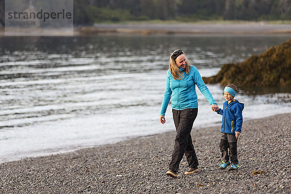 Mutter und Sohn gehen am Strand entlang  Homer  Süd-Zentral-Alaska  USA