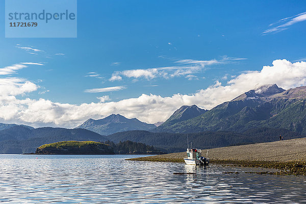 Kleines Fischerboot  das am Strand vertäut ist  Hesketh Island  Süd-Zentral-Alaska  USA