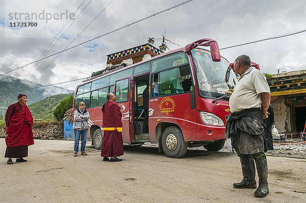 Lokaler Bus von Daocheng nach Sangrila  Mönche  Touristen und Einheimische reisen gemeinsam  westlich der Provinz Sichuan; Daocheng  Sichuan  China