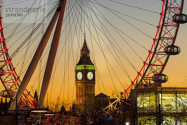 Millennium Wheel und Big Ben bei Sonnenuntergang; London  England'.