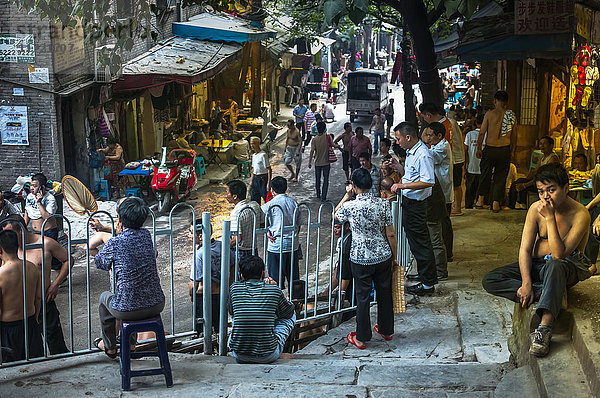 Belebte Straße in einem alten Viertel von Chongqing  chaotisch und voller Leben  wo wir den echten chinesischen Lebensstil sehen können; Chongqing  China'