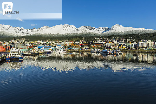 Ushuaia  ein argentinischer Hafen und schneebedeckte Berge; Ushuaia  Feuerland  Argentinien'.