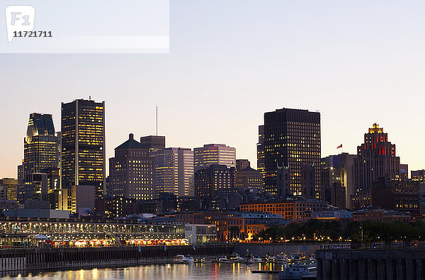 Montreal Skyline in der Abenddämmerung; Montreal  Quebec  Kanada'.