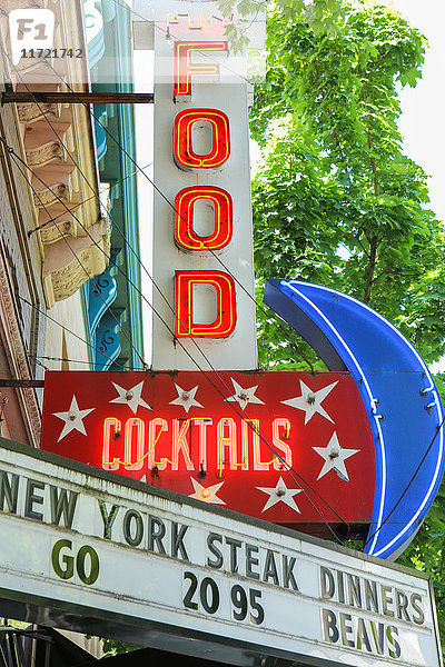 Eine Kombination von Schildern für Speisen und Getränke in einem Restaurant; Oregon  Vereinigte Staaten von Amerika'.