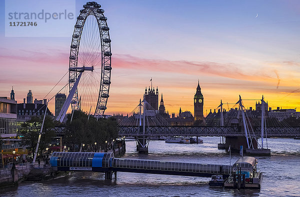 Millennium Wheel und Skyline bei Sonnenuntergang; London  England'.