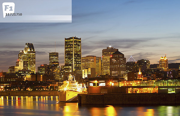 Montreal Skyline in der Abenddämmerung; Montreal  Quebec  Kanada'.